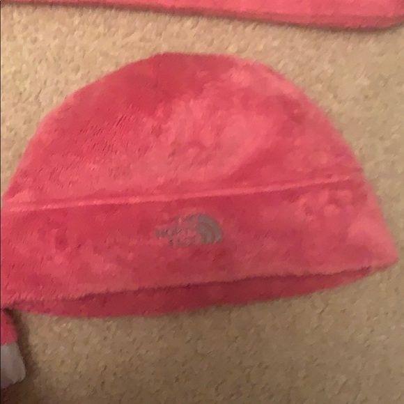 3pc North Face fleece, hat & gloves - Picture 4 of 5